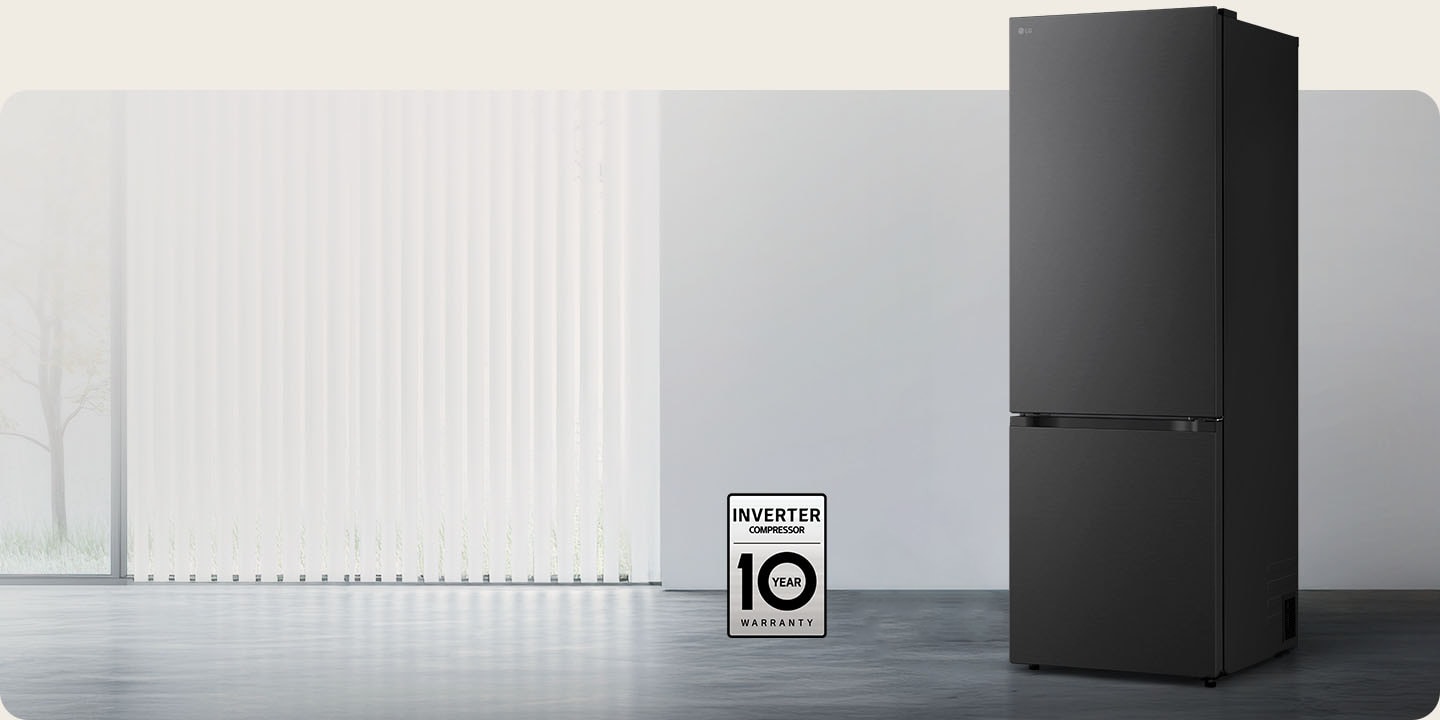Le congélateur bas LG (GBBW726AEV) noir mat vu de face dans une pièce lumineuse avec stores verticaux, avec une garantie compresseur de 10 ans et des icônes d’efficacité énergétique A ci-dessous